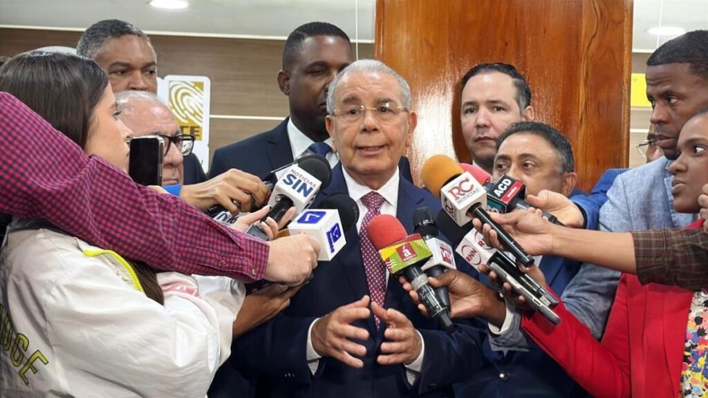Danilo Medina califica de lento al Gobierno y rechaza cobros políticos a empleados públicos