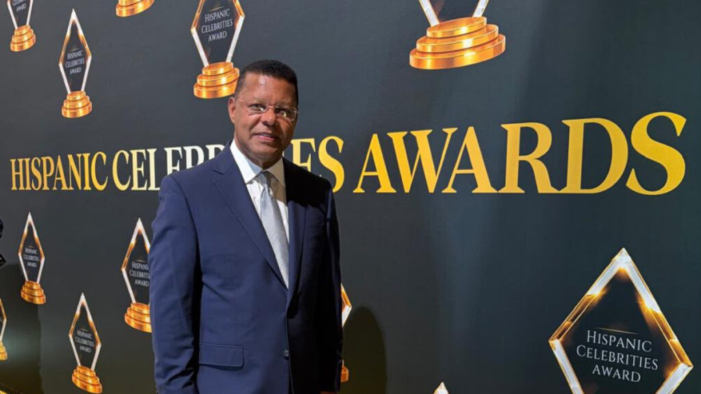 Dany Alcántara recibe en Miami el premio nuevo líder de los medios de comunicación de República Dominicana